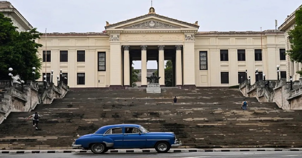 En la foto, la escalinata de la Universidad de La Habana
