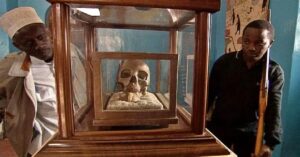 En la foto, el cráneo de Mkwawa en una urna