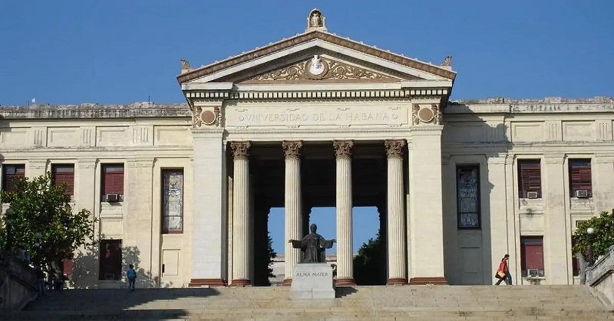 En la foto, la escalinata de la Universidad de La Habana