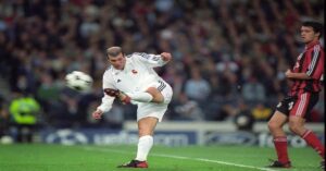 En la foto, Zidane, al momento de pegarle a la pelota en Glasgow para su famosa volea