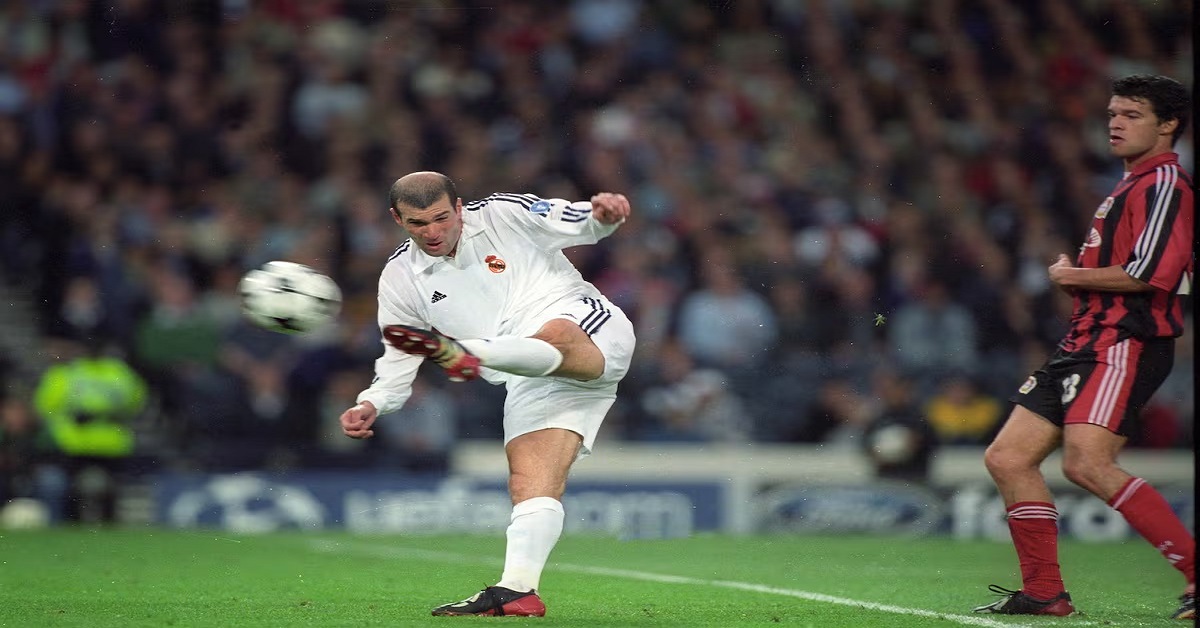 En la foto, Zidane, al momento de pegarle a la pelota en Glasgow para su famosa volea