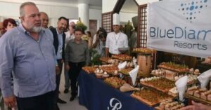 En la foto, el primer ministro inspecciona platos en un hotel