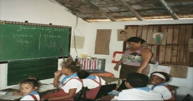 En la foto, un aula de una escuela en Cuba