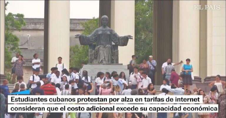 En la foto, estudiantes alrededor del Alma Mater de la Universidad de La Habana