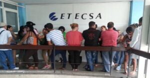 En la foto, cola frente a una oficina de Etecsa