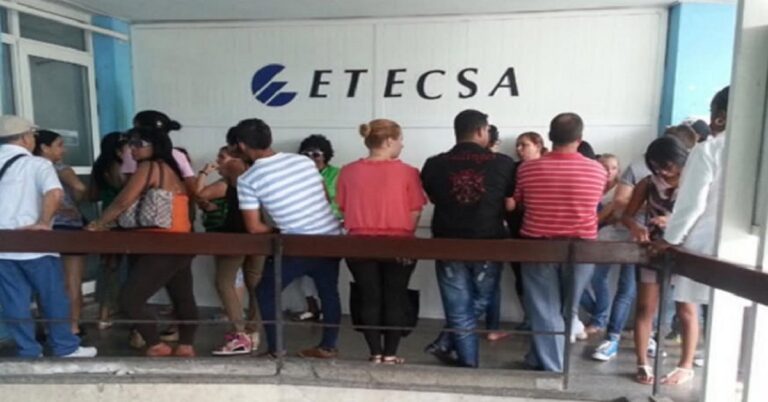 En la foto, cola frente a una oficina de Etecsa