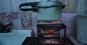 En la foto, cocina con carbón en Cuba por falta de combustibles domésticos