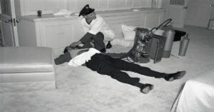 En la foto, Johnny Stompanato atendido por un paramédico, pero ya muerto