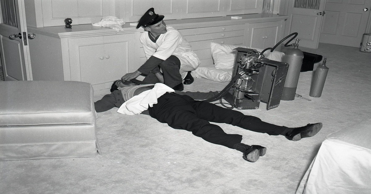 En la foto, Johnny Stompanato atendido por un paramédico, pero ya muerto