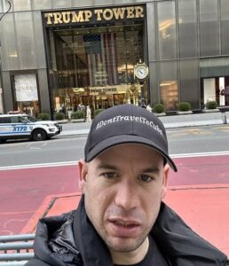 En la foto, el autor ante un edificio propieda d de Trump