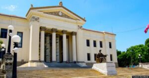 En la foto, la escalinata de la Universidad de La Habana