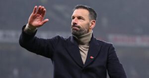 En la foto, el entrernador nerlandés Ruud Van Nistelrooy