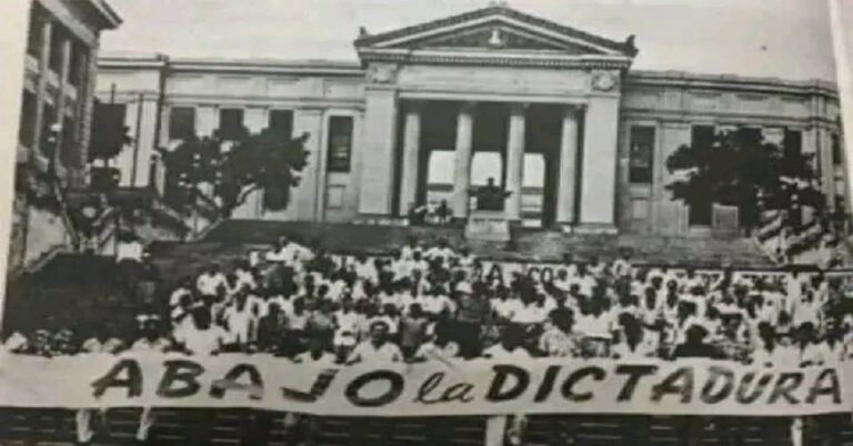 En la foto, protestas contra la dictadura anterior en la Escalinata de la UH