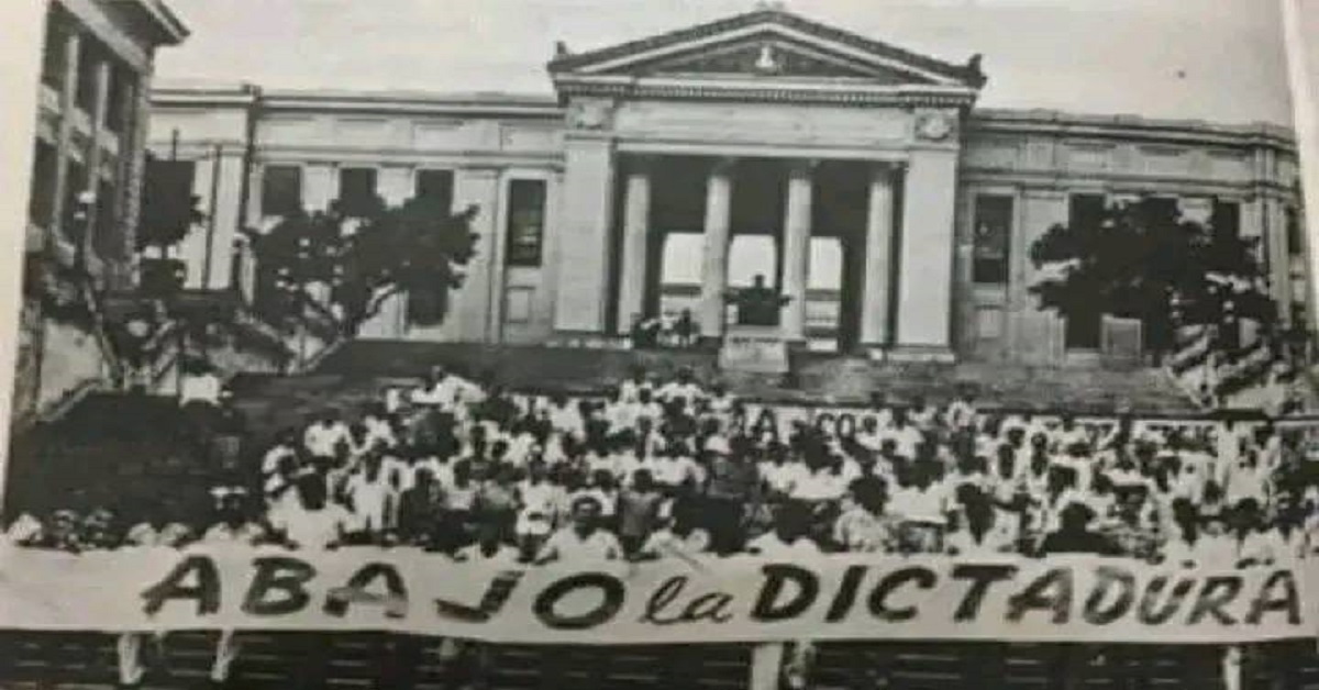 En la foto, protestas contra la dictadura anterior en la Escalinata de la UH