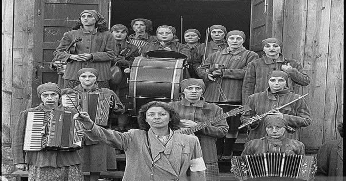 En la foto, la orquesta formada por prisioneras en Auschwitz