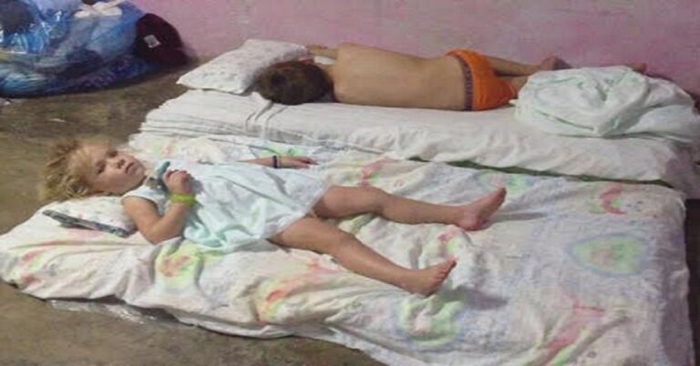 En la foto, niños durmiendo en el piso en Cuba