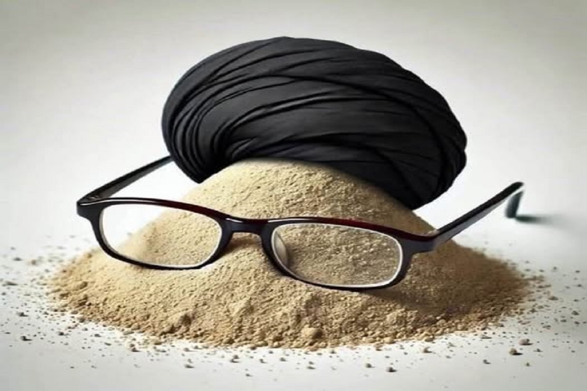 En la foto, un gorro, unos espejuelos y un puñado de tierra o arena que imitan al Ayatolah