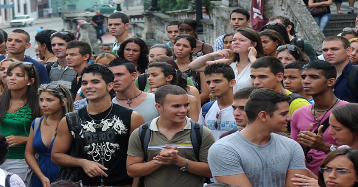 En la foto, jóvenes cubanos