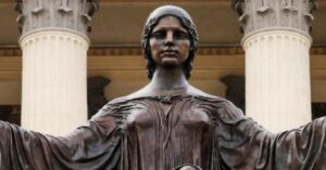 En la foto, el Alma Mater