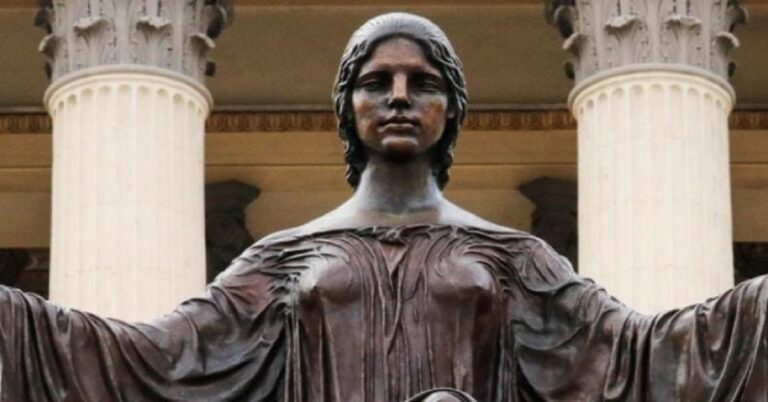 En la foto, el Alma Mater