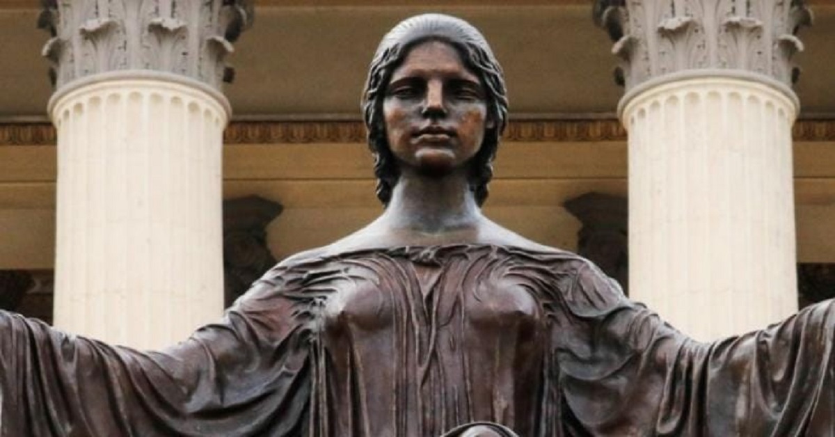 En la foto, el Alma Mater