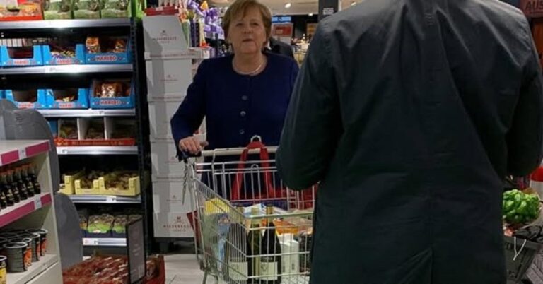 En la foto, Angela Merkel esn un supermercado, de compras