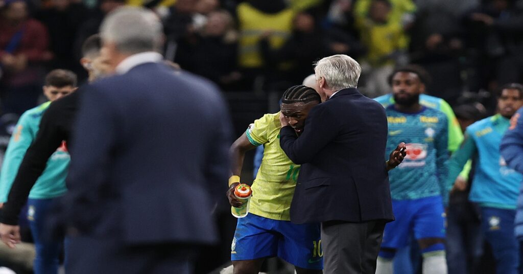 Brasil y su forma única de vivir el fútbol 5 En la foto, Ancelotti abraza a Vinicius, tras sustituirlo en el partido ante Paraguay