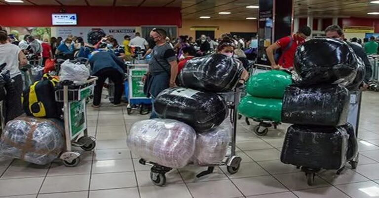 En la foto, pasajeros cubanos en el aeropuerto