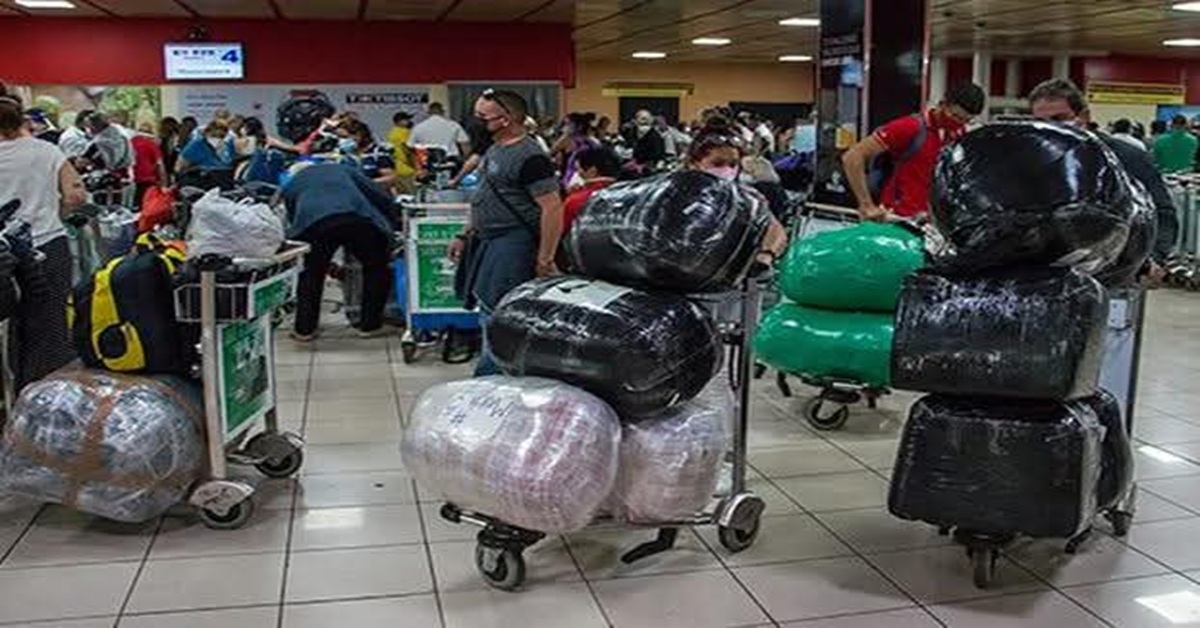 En la foto, pasajeros cubanos en el aeropuerto