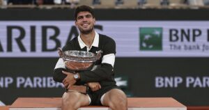 En la foto, Alaraz sujeta el trofeo de Roland Garros