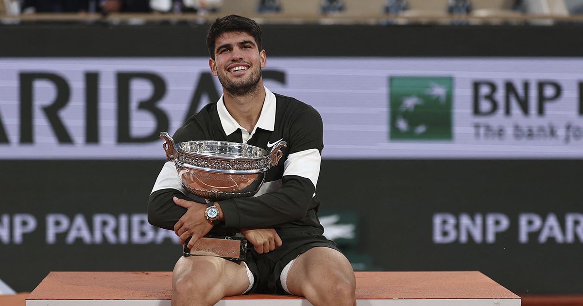 En la foto, Alaraz sujeta el trofeo de Roland Garros