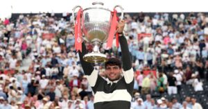 En la foto, Carlos Alcaraz gana el título en Queen's