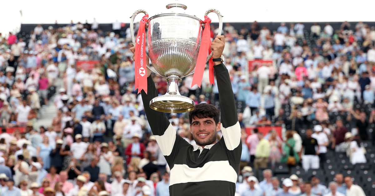 En la foto, Carlos Alcaraz gana el título en Queen's