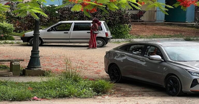 En la foto, vehículos usados por la seguridad del estado vigilan a Alina Bárbara