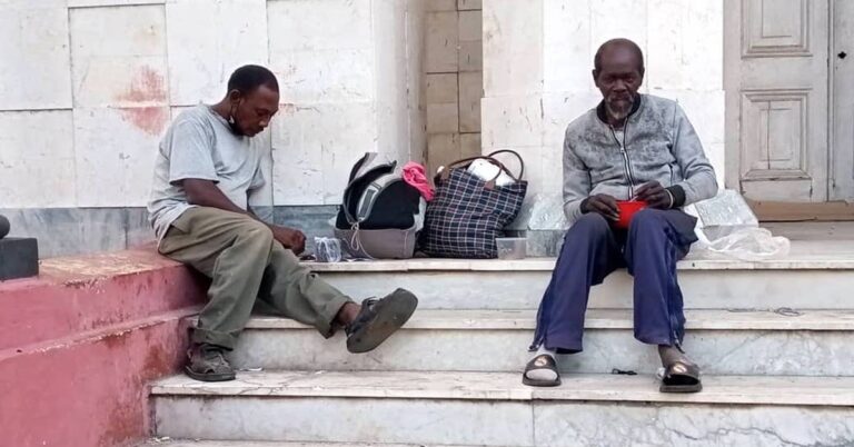 En la foto, ancianos en la extrema pobreza en Cuba