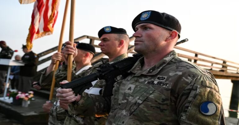 En la foto, la Guardia Nacional en Los Ángeles