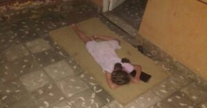 En la foto, una niña duele en el piso en Cuba