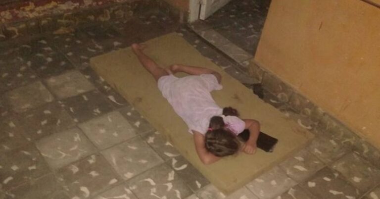 En la foto, una niña duele en el piso en Cuba