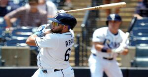 En la foto, el primera base de los Rays Jonathan Aranda