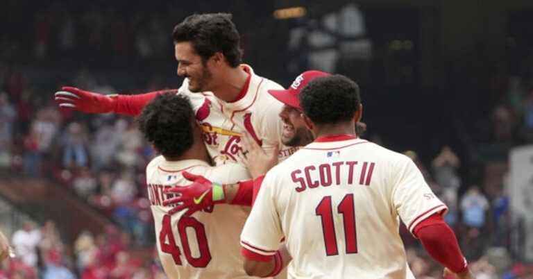 En la foto, Nolan Arenado festeja tras dejar al campo a Dodgers
