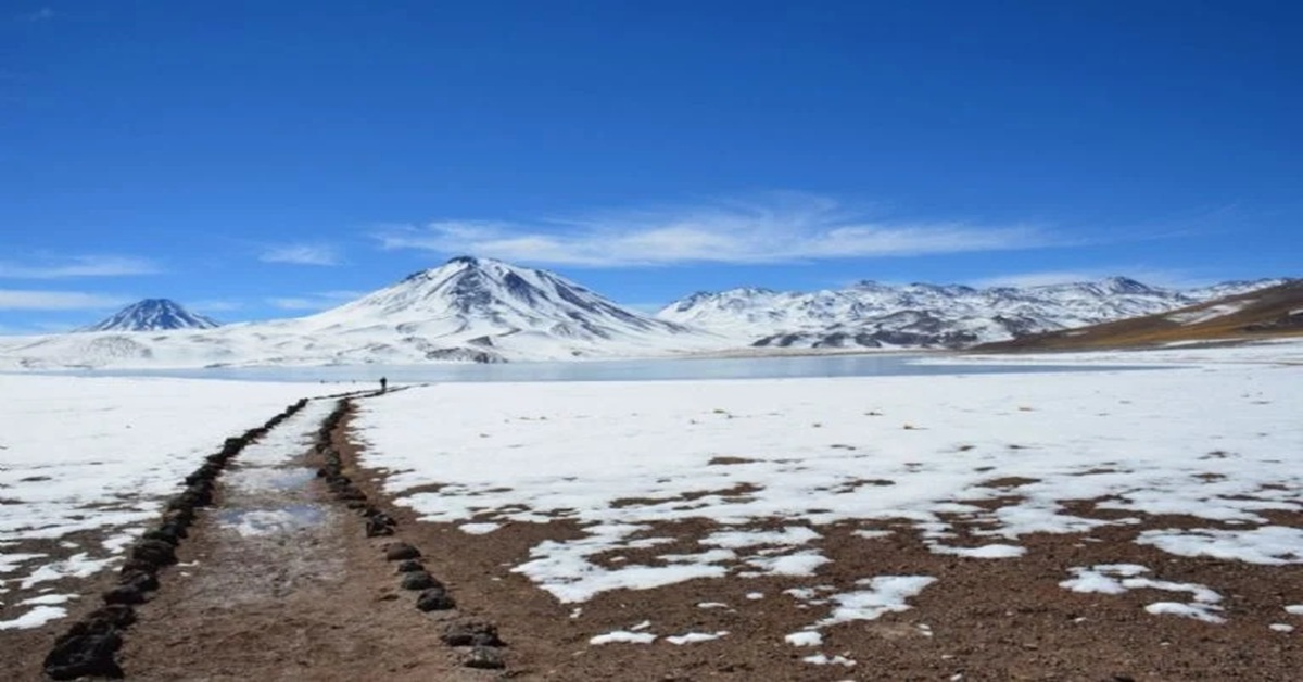 En la foto, nieve en el desierto de Atacama