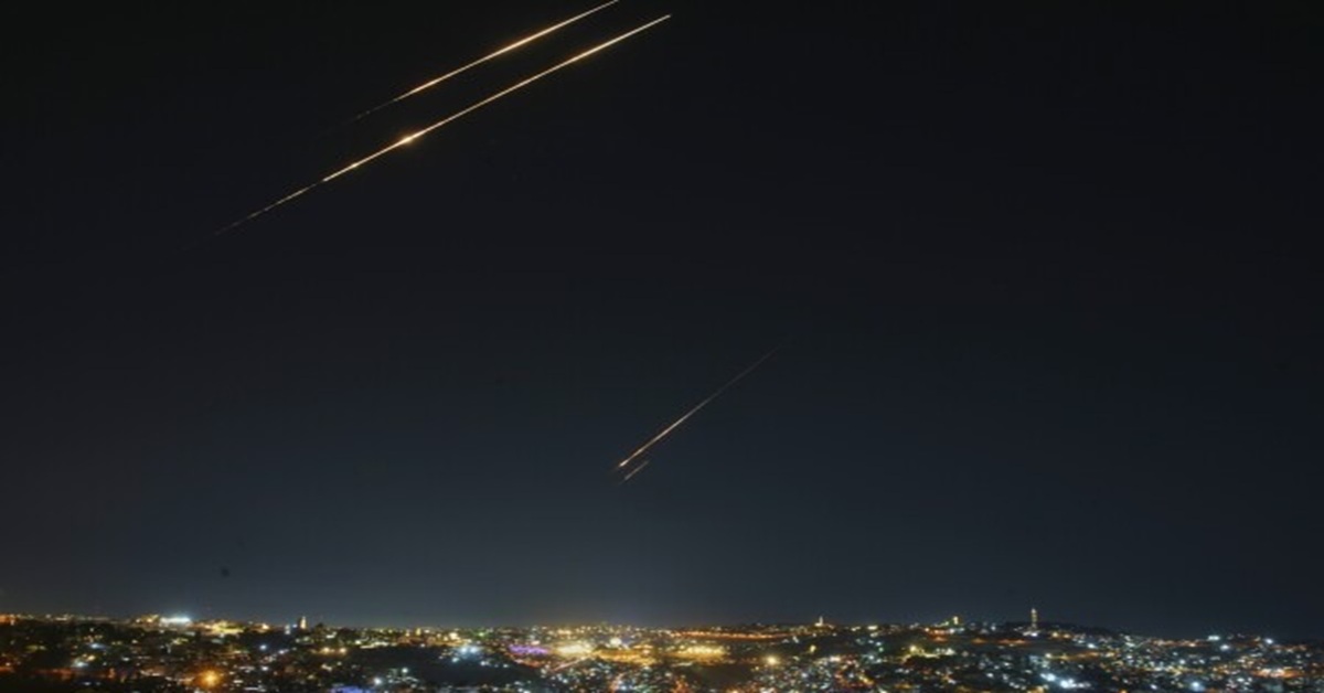 En la foto, misiles iraníes sobre israel