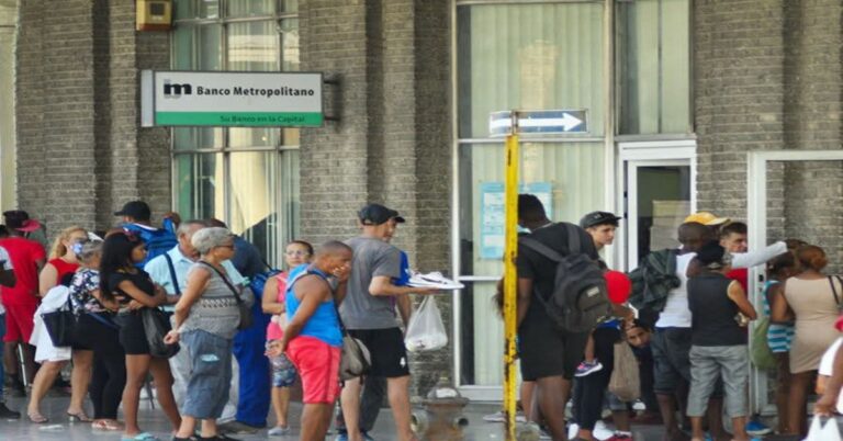 En la foto, cola en un banco cubano