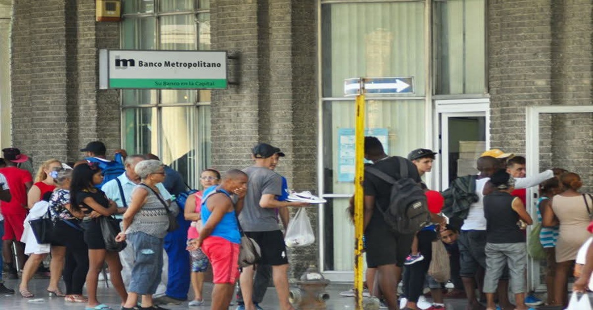 En la foto, cola en un banco cubano