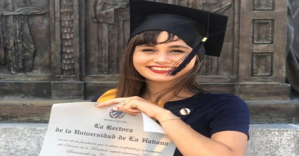 Cuando el propio sistema te empuja 5 En la foto, la autora al momento de su graduación