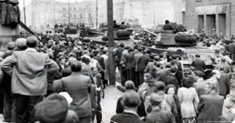 En la foto, tanques soviéticos reprimen manifestación en Berlín