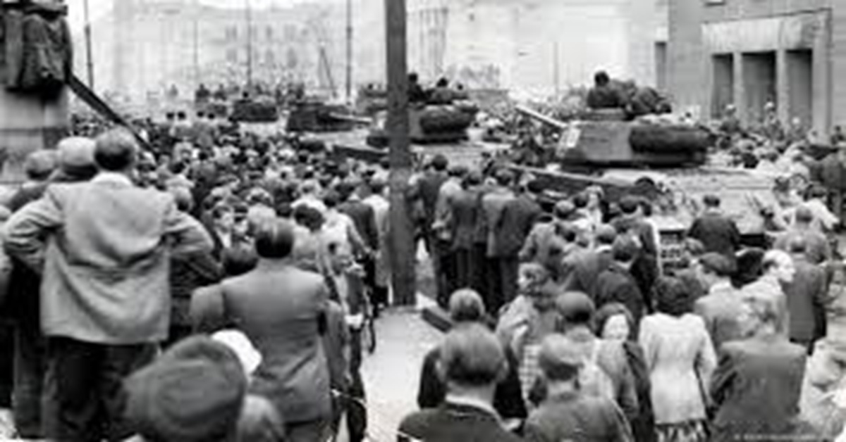 En la foto, tanques soviéticos reprimen manifestación en Berlín