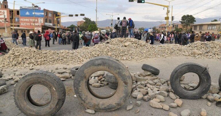 En la foto, bloqueos en Cochabamba