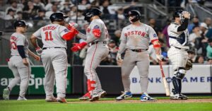 En la foto, Los Medias Rojas celebra un jonrón ante Yankees