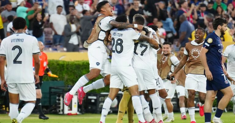 En la foto, Botafogo celebra el gol ante el PSG